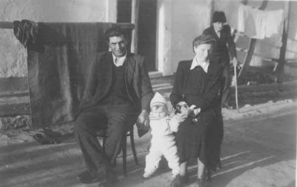 Nezczki Mrton, Lauber Magda, N. Katalin N. Vendellel.jpg