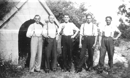 Fik a pincknl Burger Gyrgy Hauser Mrton Danyi Kalmr s Zsfi Bla szolga 1944.jpg